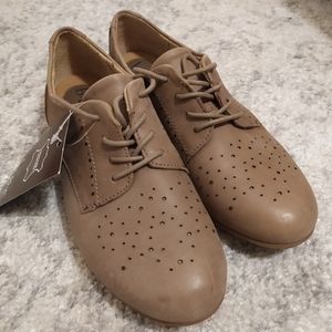 b.o.c NWT leather oxford flat taupe shoes lace